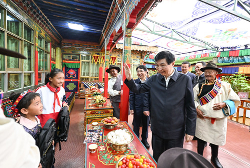 中央代表團赴西藏各地看望慰問各族干部群眾(8030911)-20250823051715