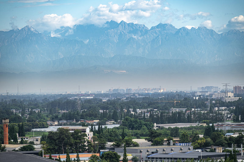 2024年7月1日，成都天氣晴好，遠(yuǎn)處雪山清晰可見(jiàn)。