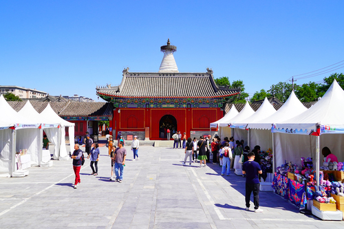 △ 2024年5月，“北京白塔文化市集”在已有700余年歷史的妙應(yīng)寺白塔下舉行。