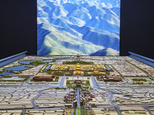 △ 2023年3月，北京首都博物館精心制作的16米長(zhǎng)中軸線沙盤(pán)，配以立體投影技術(shù)，展現(xiàn)了北京中軸線之壯美。