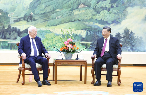 4月8日，國家主席習(xí)近平在北京人民大會(huì)堂會(huì)見法國梅里?；饡?huì)主席梅里埃夫婦。這是習(xí)近平與梅里埃交談。 新華社記者 黃敬文 攝