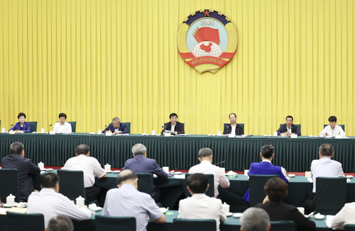 7月22日，全國政協(xié)在北京召開2024年上半年宏觀經(jīng)濟形勢分析座談會，中共中央政治局常委、全國政協(xié)主席王滬寧出席并講話。